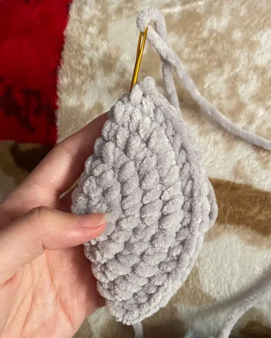 crocheting the fin of the turtle plush