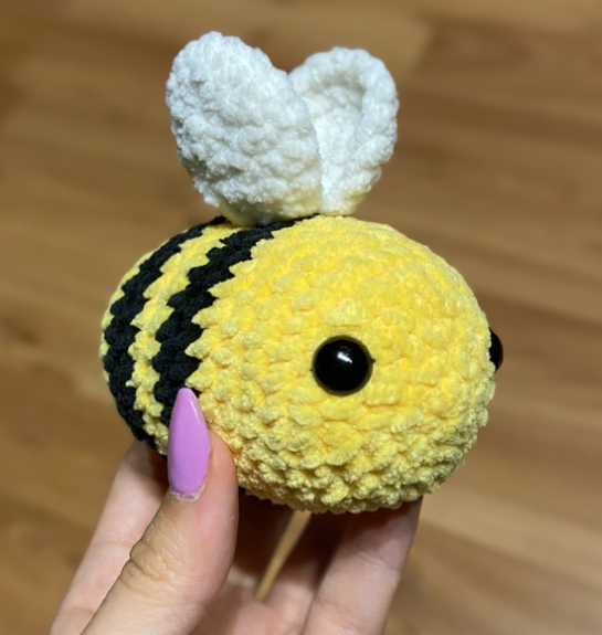 a crochet bee plush amigurumi pattern