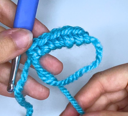 how to crochet a magic ring, beginner friendly tutorial