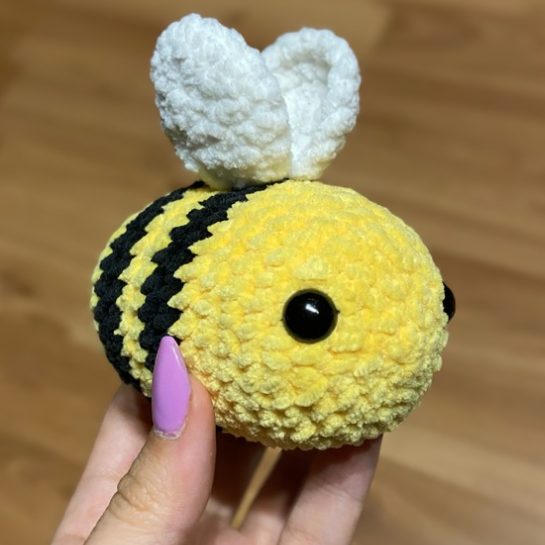 a crochet bee plush amigurumi pattern